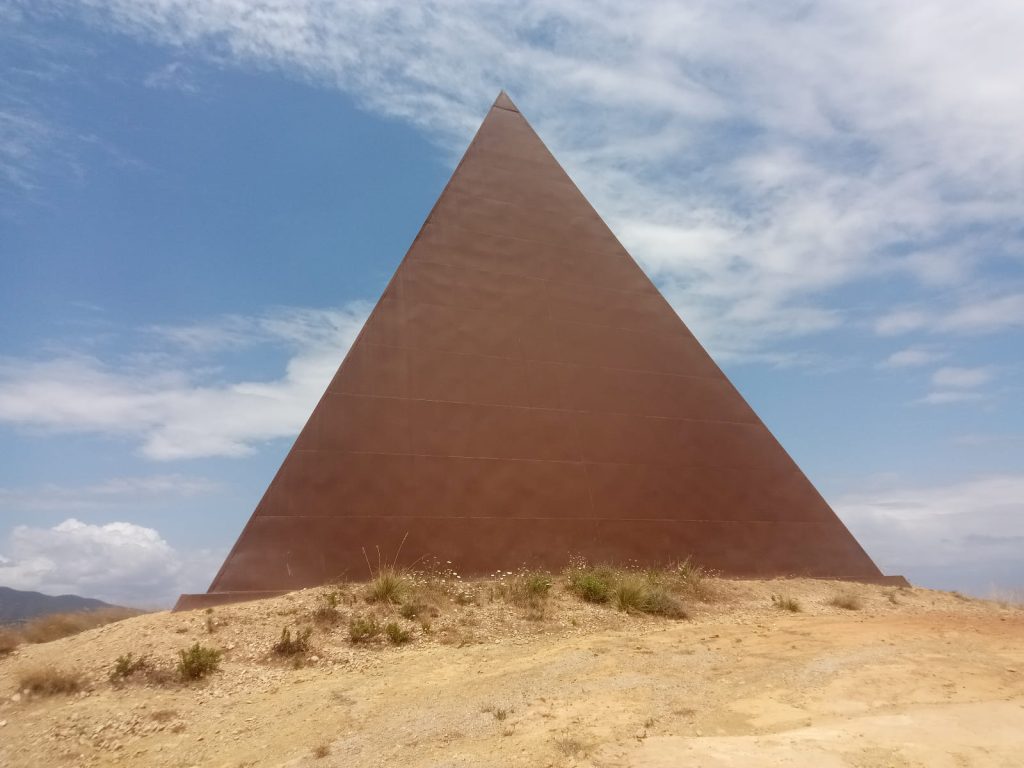 piramide Mauro Staccioli